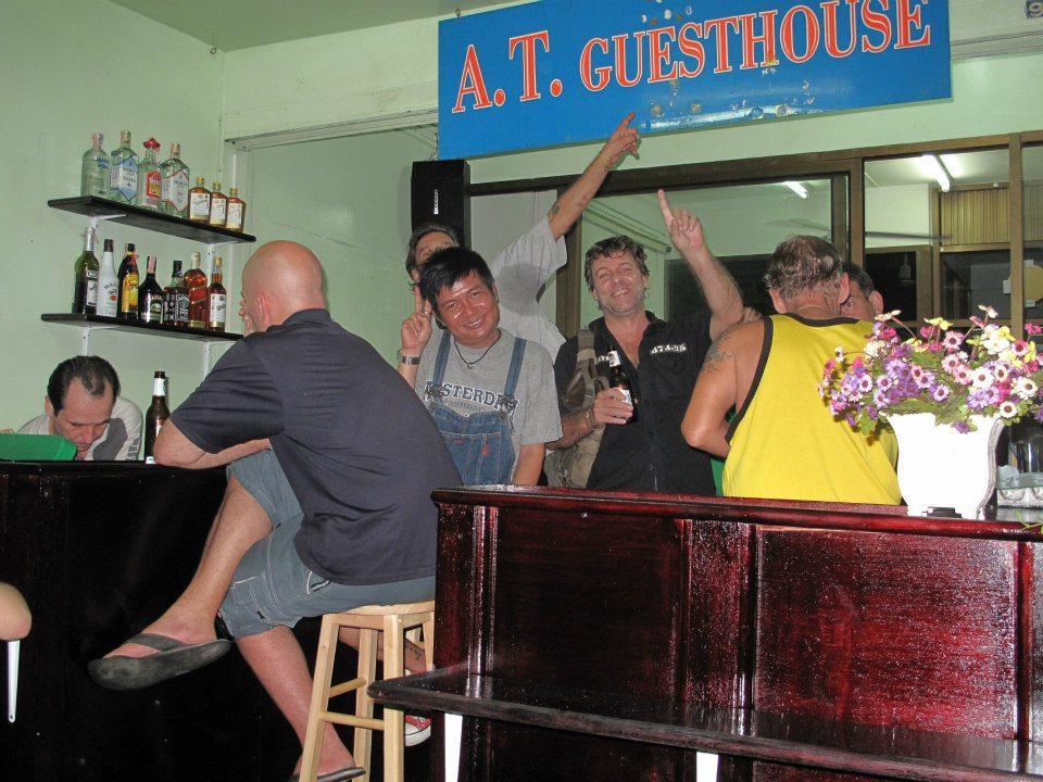 A.T Guesthouse Банкок Екстериор снимка